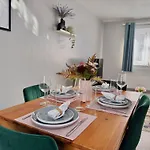 Garden 1-Bed Flat 30Min To Downtown & Free Parking